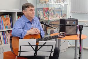 Песни и разговоры в библиотеке с Павлом Лейчем